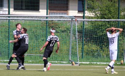 Daniel Schwarz (li) hat das 2:0 geköpft, David Dorner (10) und Turban-Schmid beglückwünschen ihn