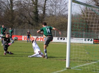 Michael Boschertz (14) klärt vor Gürkan Balta (10) für seinen bereits geschlagenen Torhüter Lennart Ludwig.