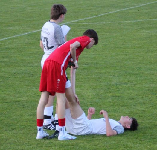 Auffallend 1: Ein Spieler der SG Haslach hat Krämpfe, ein Hofstetter drückt. Faire Geste.